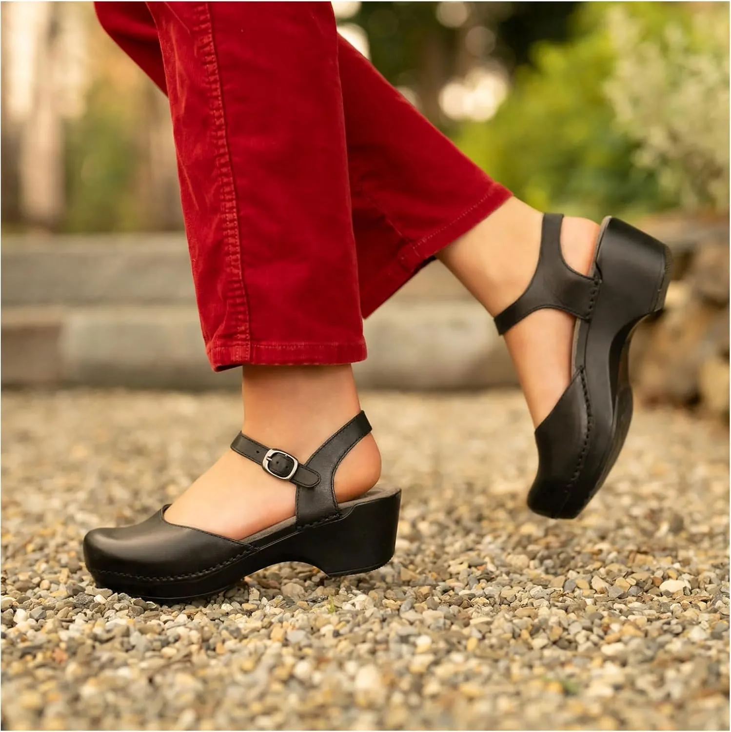 Dansko Sam Stylish Closed-Toe Sandal for Women - Lightweight with Added Arch Support - Durable PU Outsole for Long-Lasting Wear and Comfort